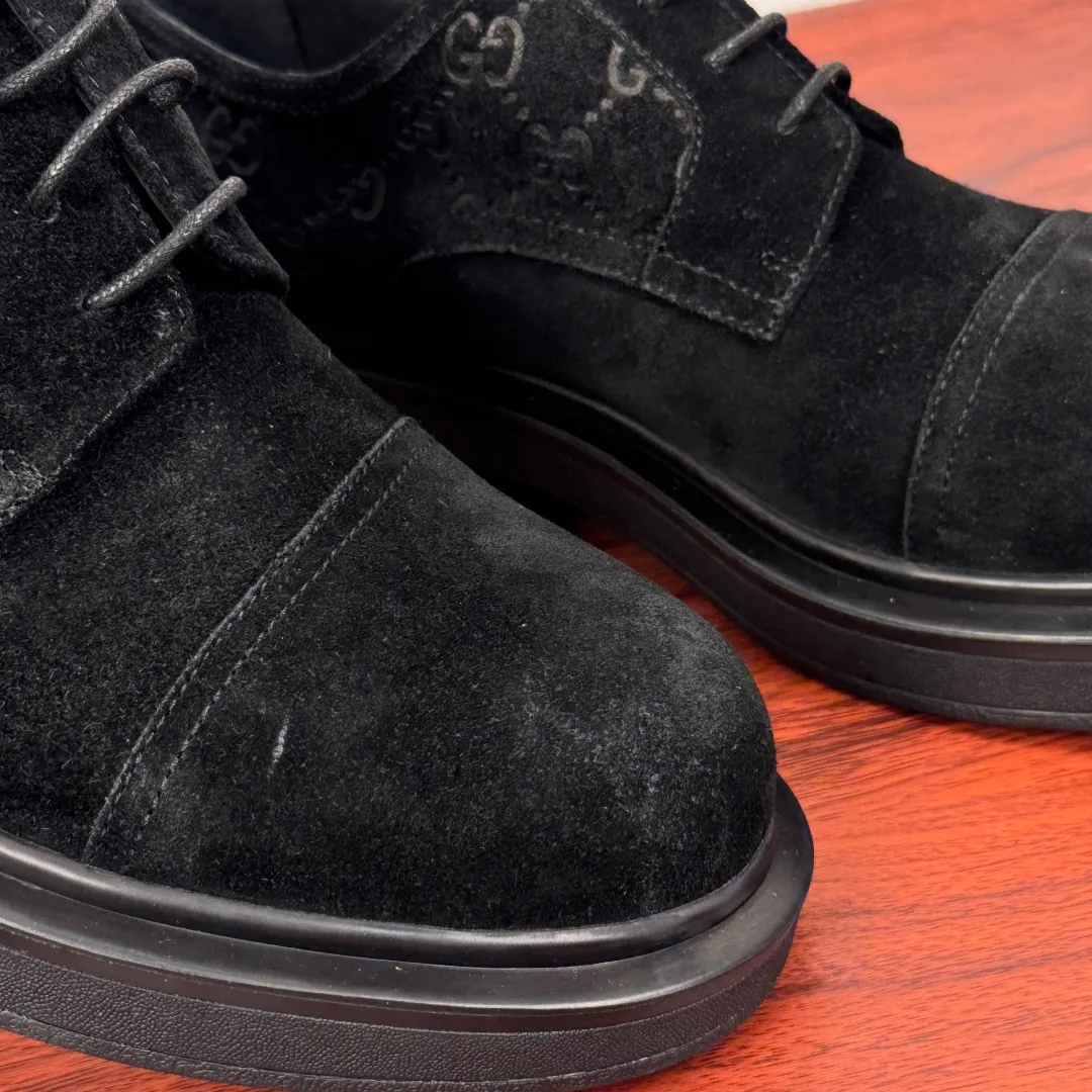 Batch 800 Gucci/Gucci new men's lace-up shoes with GG details, suede leather derby shoes! Rooted in the brand's heritage, these men's lace-up shoes are crafted from suede calfskin and embellished with GG-print embossed suede details in homage to Gucci's iconic monogram. The rubber sole decorated with GG pattern adds a touch of modern fashion to this design. Typical three-joint style design. European and American classic version, full calfskin lining. The overall upper texture is soft and the lining is comfortable and breathable. 2CM thickened soft rubber sole, easy to control. Versatile and stylish upper foot, multiple colors available to meet different matching needs, complete package! Size: 39-40-41-42-43-44 leather shoe size (38.45 can be customized) Item number: 7826Z suede black